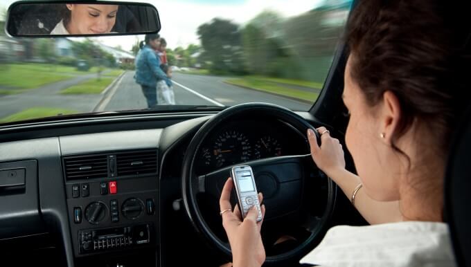 Multa por uso de celular no trânsito